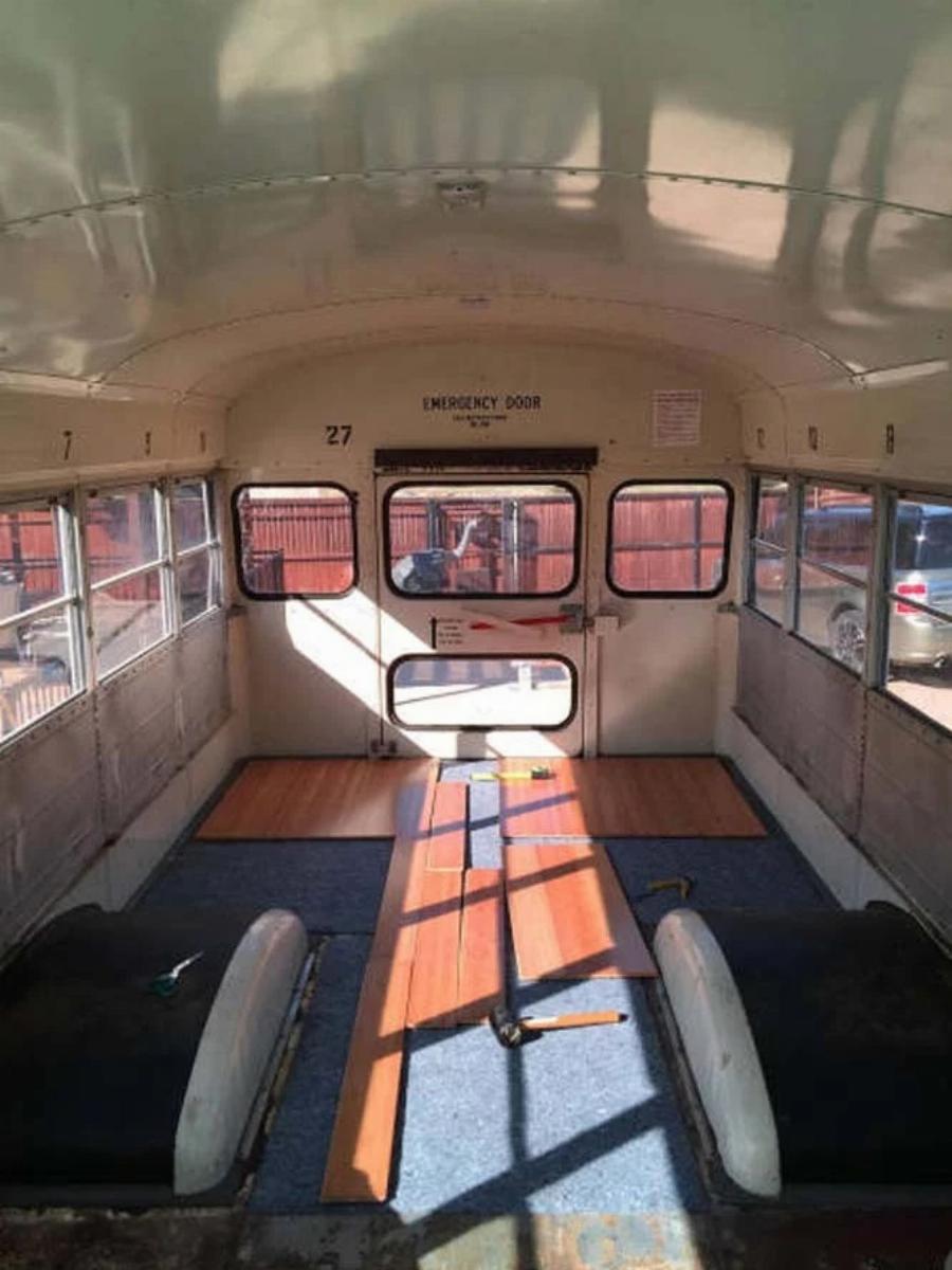 Παλιό λεωφορείο με κόστος 1.000€ μεταμορφώθηκε σε… σπίτι: Δείτε το υπέροχο εσωτερικό του και την όμορφη διακόσμηση