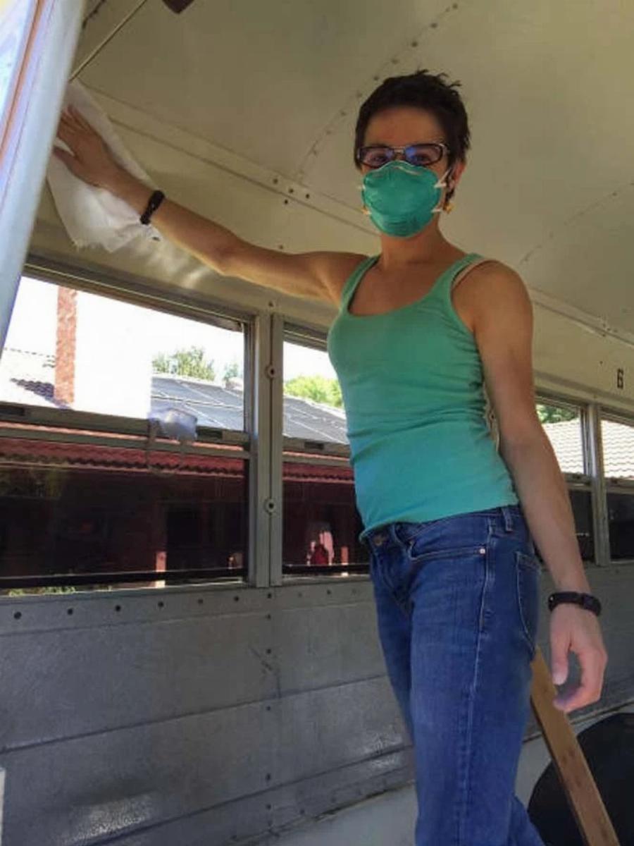 Παλιό λεωφορείο με κόστος 1.000€ μεταμορφώθηκε σε… σπίτι: Δείτε το υπέροχο εσωτερικό του και την όμορφη διακόσμηση