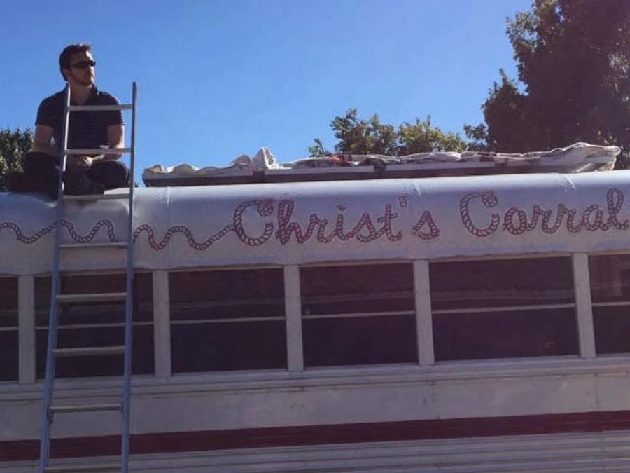 Παλιό λεωφορείο με κόστος 1.000€ μεταμορφώθηκε σε… σπίτι: Δείτε το υπέροχο εσωτερικό του και την όμορφη διακόσμηση