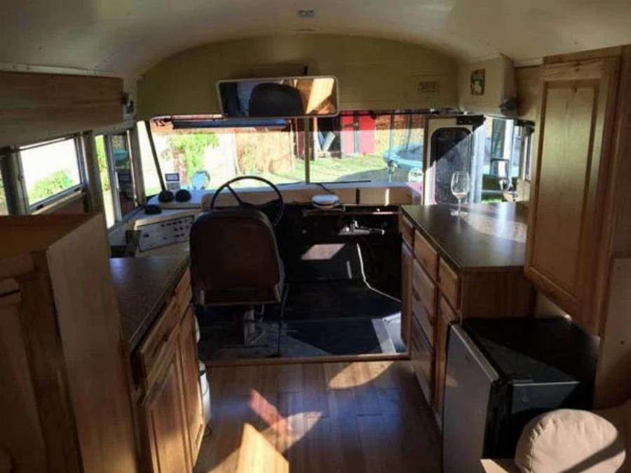 Παλιό λεωφορείο με κόστος 1.000€ μεταμορφώθηκε σε… σπίτι: Δείτε το υπέροχο εσωτερικό του και την όμορφη διακόσμηση