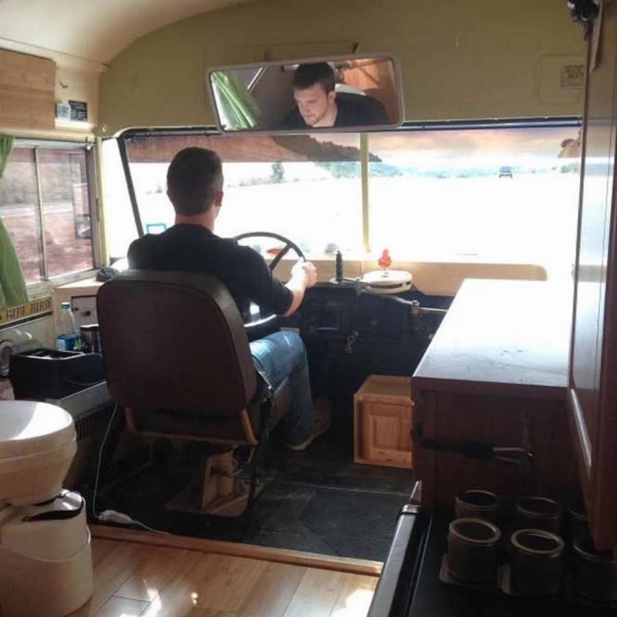 Παλιό λεωφορείο με κόστος 1.000€ μεταμορφώθηκε σε… σπίτι: Δείτε το υπέροχο εσωτερικό του και την όμορφη διακόσμηση