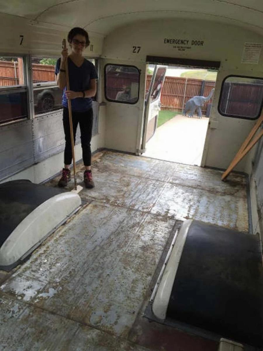 Παλιό λεωφορείο με κόστος 1.000€ μεταμορφώθηκε σε… σπίτι: Δείτε το υπέροχο εσωτερικό του και την όμορφη διακόσμηση