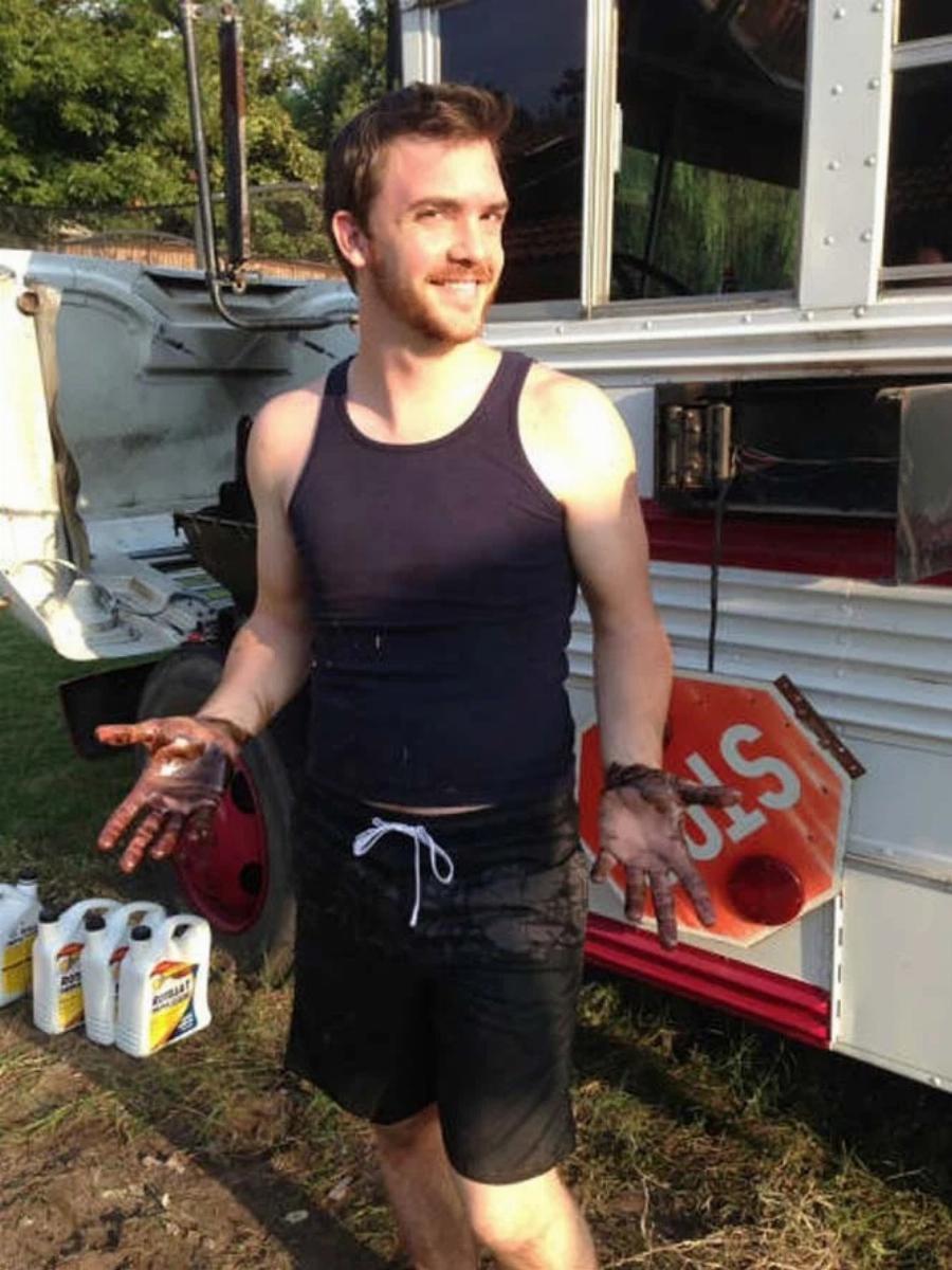 Παλιό λεωφορείο με κόστος 1.000€ μεταμορφώθηκε σε… σπίτι: Δείτε το υπέροχο εσωτερικό του και την όμορφη διακόσμηση