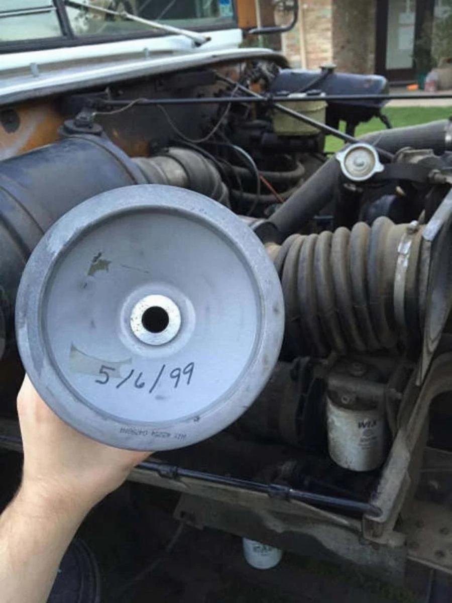 Παλιό λεωφορείο με κόστος 1.000€ μεταμορφώθηκε σε… σπίτι: Δείτε το υπέροχο εσωτερικό του και την όμορφη διακόσμηση