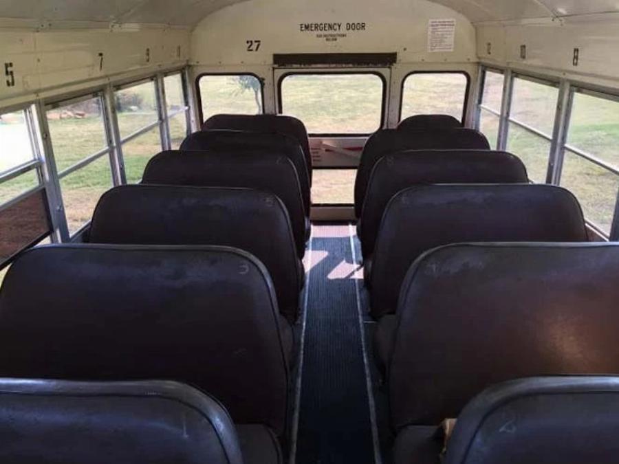 Παλιό λεωφορείο με κόστος 1.000€ μεταμορφώθηκε σε… σπίτι: Δείτε το υπέροχο εσωτερικό του και την όμορφη διακόσμηση