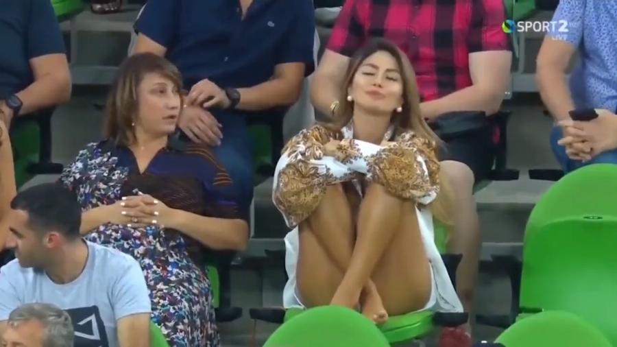 Διόρθωση: Το βίντεο ΔΕΝ απεικονίζει τη στιγμή που sportscaster τραγουδά σε «καλλονή φίλαθλο» κατά τη διάρκεια αγώνα τένις