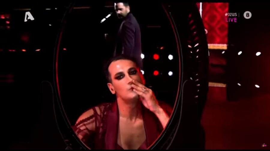 Συγκίνηση στο J2US: Η Λόλα έβγαλε την περούκα και παρουσιάστηκε πρώτη φορά ως Αντώνης