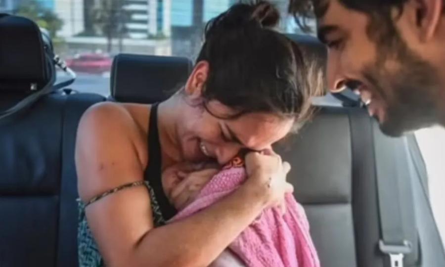 Γέννησε καθ’ οδόν: 33χρονη γέννησε το μωράκι της μέσα στο αυτοκίνητο, ενώ πήγαινε στο μαιευτήριο – «Ήξερα πως δεν θα προλάβω»