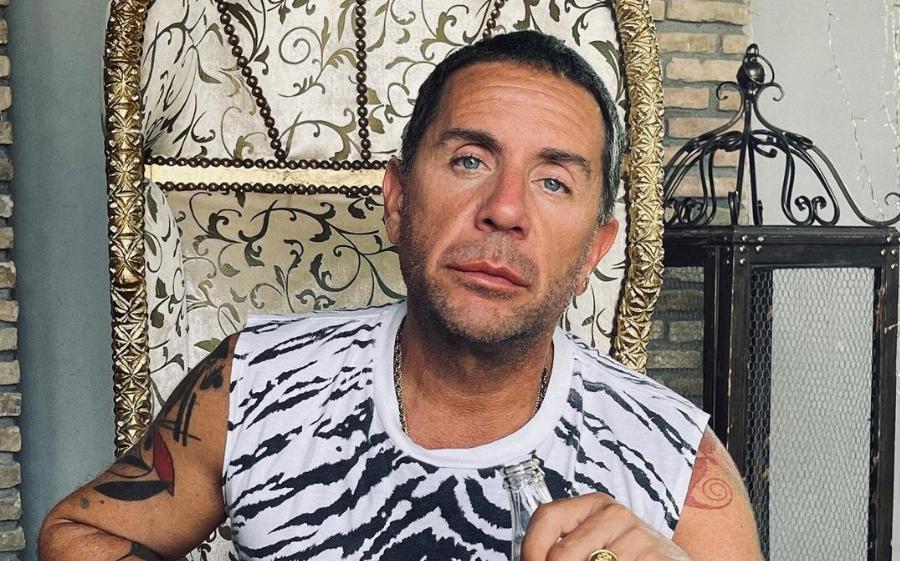 Με κέφια ο Γιώργος Μαζωνάκης: Τραγουδάει το «Παιδί της νύχτας» μπαινοβγαίνοντας στο ασανσέρ