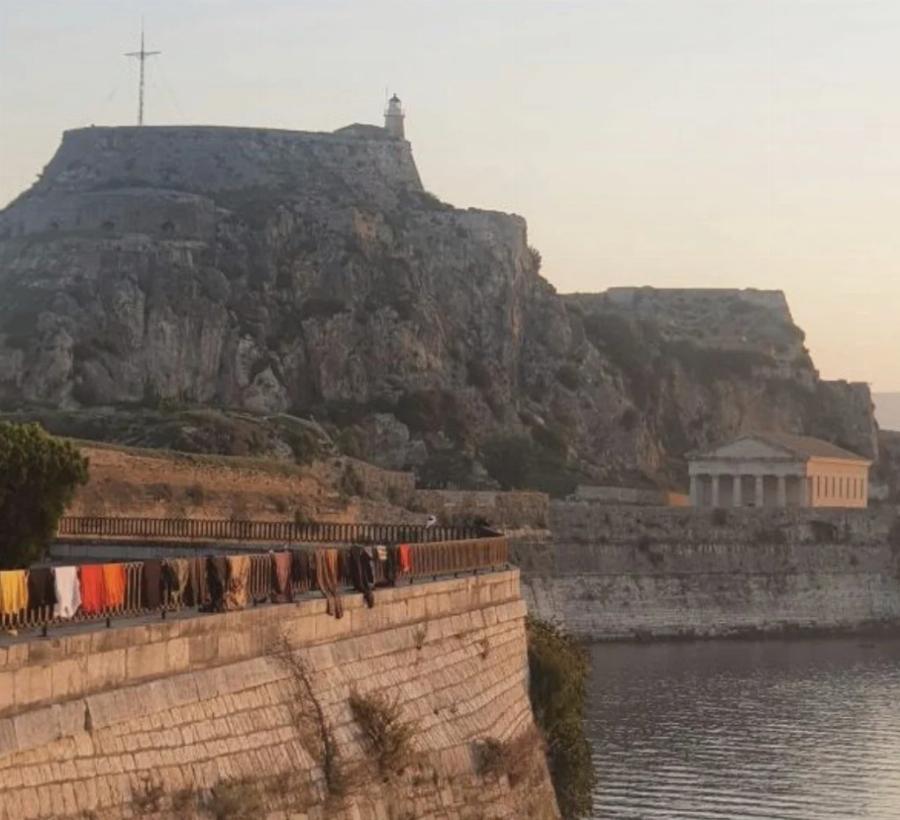 Έβγαλε τα… πλυμμένα του στη φόρα: Τουρίστας άπλωσε τα ρούχα του σε ιστορικά τείχη της Κέρκυρας