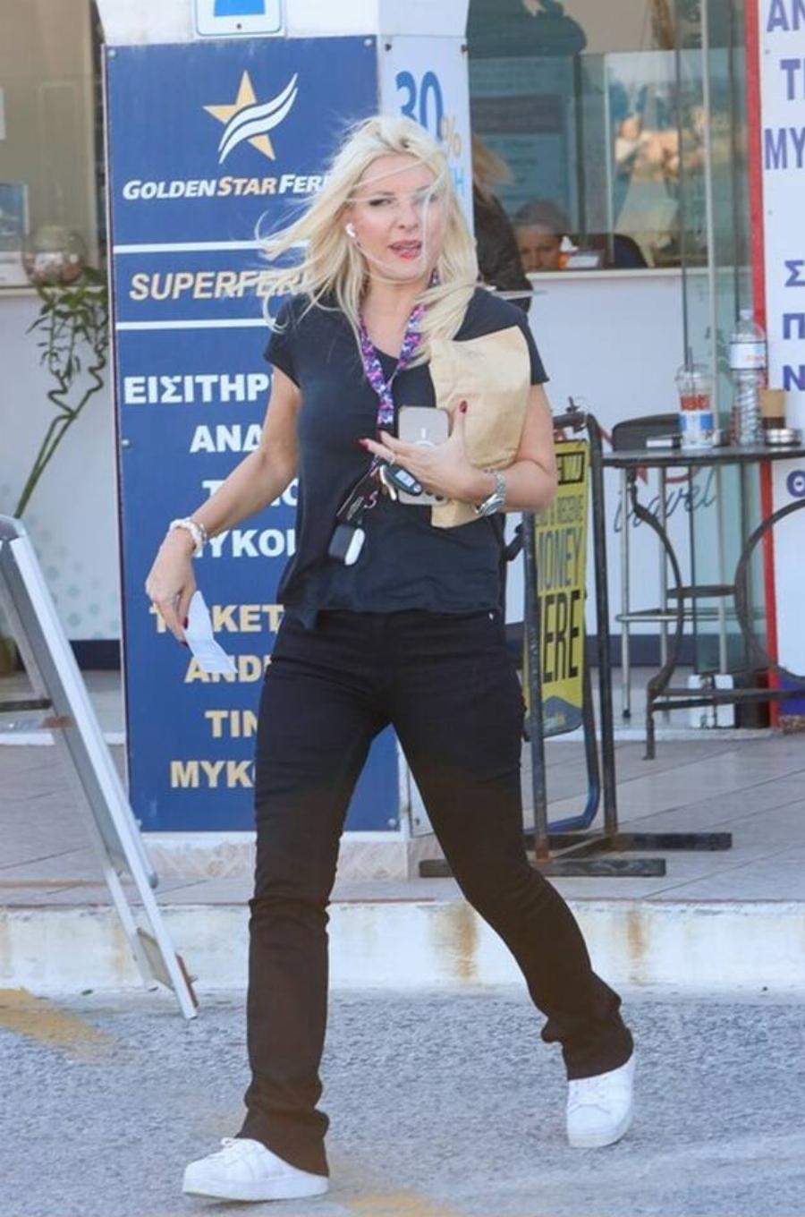 Με casual look, άνετη και ταπεινή: Ο φακός των παπαράτσι έπιασε την Ελένη Mενεγάκη να βγάζει εισιτήριο μόνη της για να σαλπάρει προς την Άνδρο