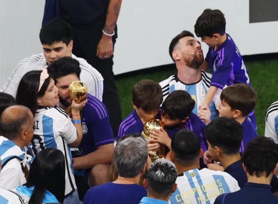 Χάθηκε στην αγκαλιά της οικογένειας του: Οι συγκλονιστικές φωτογραφίες με τον Μέσι και τα παιδιά του μετά τον θρίαμβο