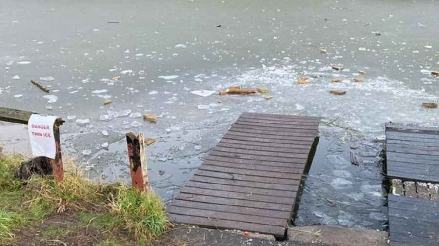 «Ήθελαν να ταΐσουν τις πάπιες» και έχασαν τη ζωή τους: Σπαραγμός για τα αδελφάκια με τον ξάδελφό που έπεσαν στην λίμνη