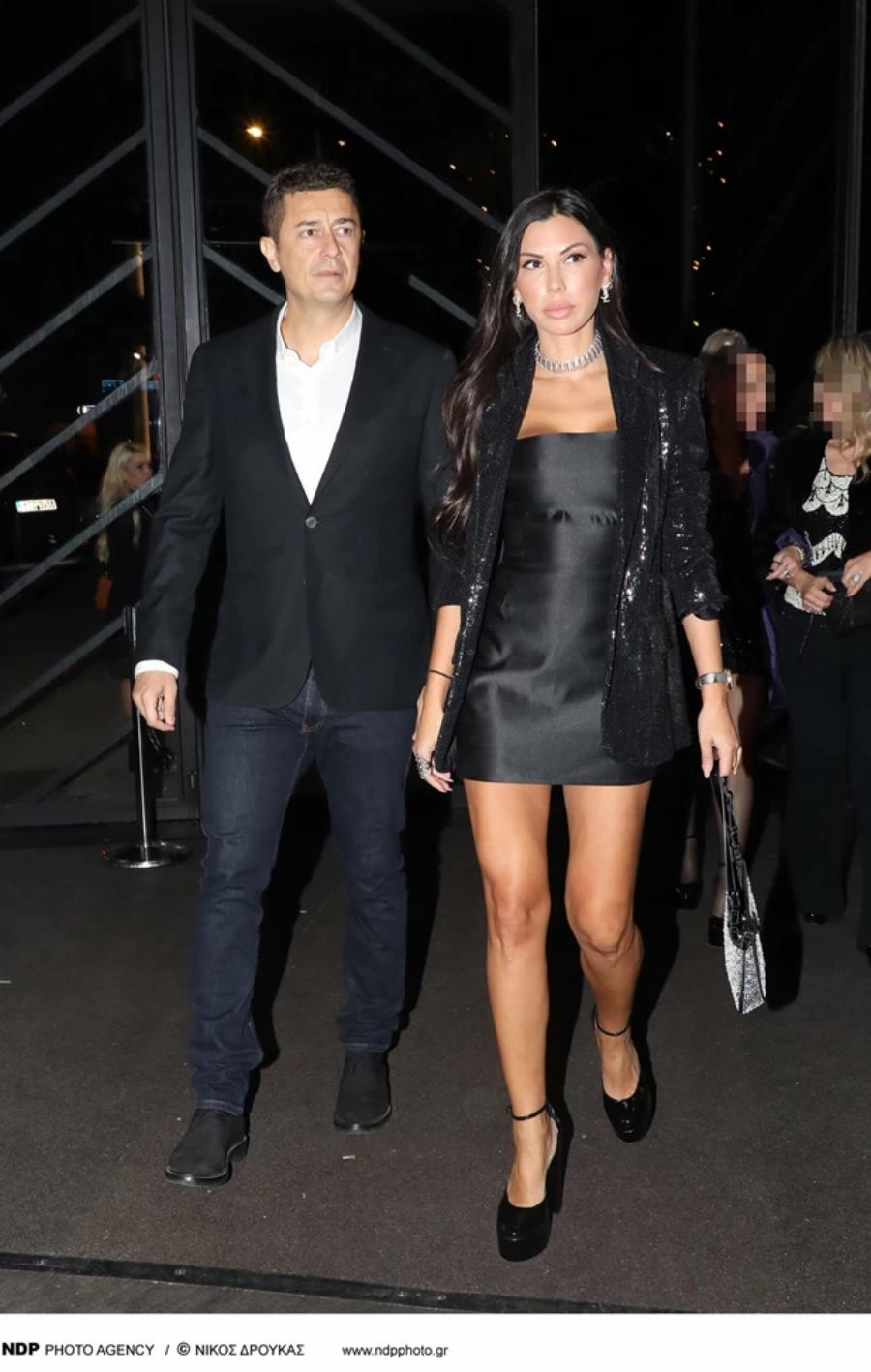 Όλα τα βλέμματα πάνω στην Ιωάννα Μπούκη: Με μίνι μάυρο φόρεμα στο πλευρό του Αντώνη Σρόιτερ στα μπουζούκια