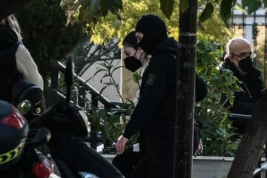 Έχει μείνει μισή σαν σκιά του ευατού της: Η σημερινή εμφάνιση της Πισπιρίγκου στα δικαστήρια για την απολογία των θανάτων Μαλένας – Ίριδας