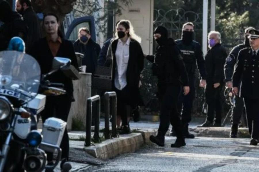 Έχει μείνει μισή σαν σκιά του ευατού της: Η σημερινή εμφάνιση της Πισπιρίγκου στα δικαστήρια για την απολογία των θανάτων Μαλένας – Ίριδας