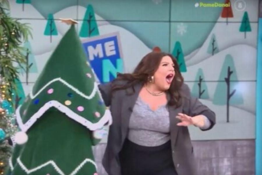 «Να έρθει να μου πάρει την πίεση, τρόμαξα»: Εορταστική φάρσα στη Δανάη Μπάρκα στον αέρα της εκπομπής