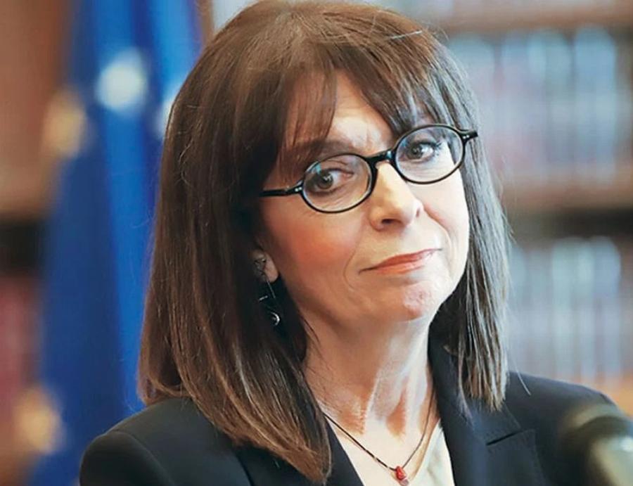 Τέλος στις ρυτίδες και αντίο στα γυαλιά… είπε η Κατερίνα Σακελλαροπούλου: Με νέα κόμμωση και νεανικό μακιγιάζ στις εμφανίσεις της