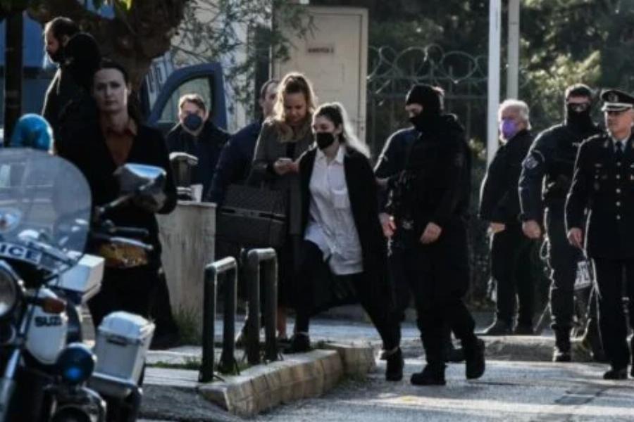 Έχει μείνει μισή σαν σκιά του ευατού της: Η σημερινή εμφάνιση της Πισπιρίγκου στα δικαστήρια για την απολογία των θανάτων Μαλένας – Ίριδας