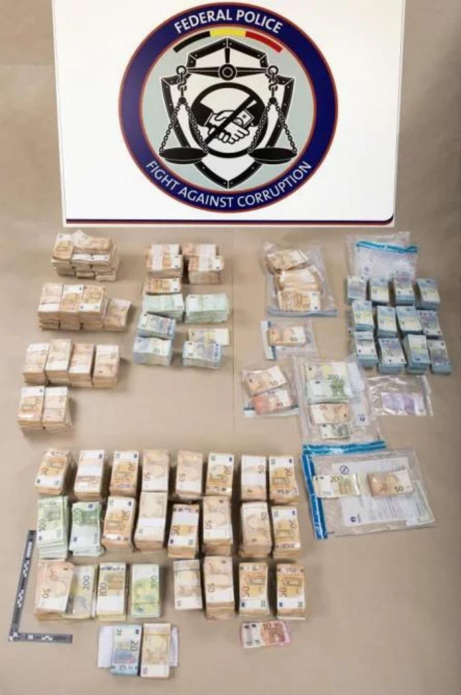 Πακτωλός χρημάτων σε μια φωτογραφία: Το ντοκουμέντο που δείχνει για πρώτη φορά τα λεφτά που βρήκαν στην Έυα Καιλή και στον πατέρα της