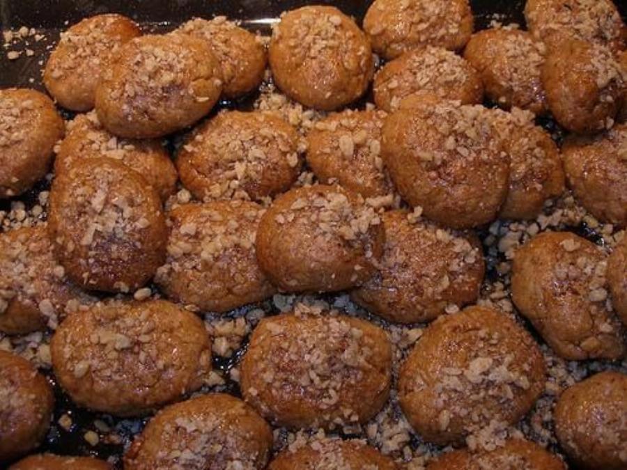 Το μυστικό για να βγουν πεντανόστιμα: Η πιο δημοφιλής συνταγή για τα μελομακάρονα είναι από τον Άκη Πετρετζίκη