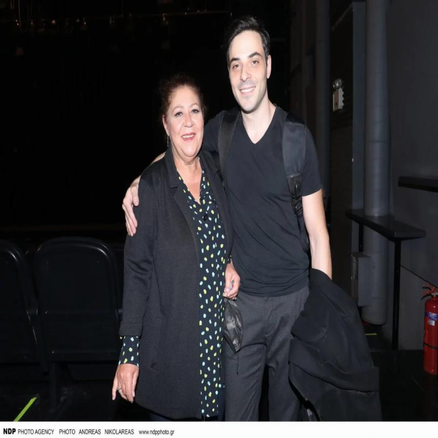 Επιτυχημένος και εξαιρετικά ταλαντούχος: Ο ηθοποιός γιος της Χριστίνας Τσάφου που είναι παντρεμένος με πρωταγωνίστρια του Αντ1