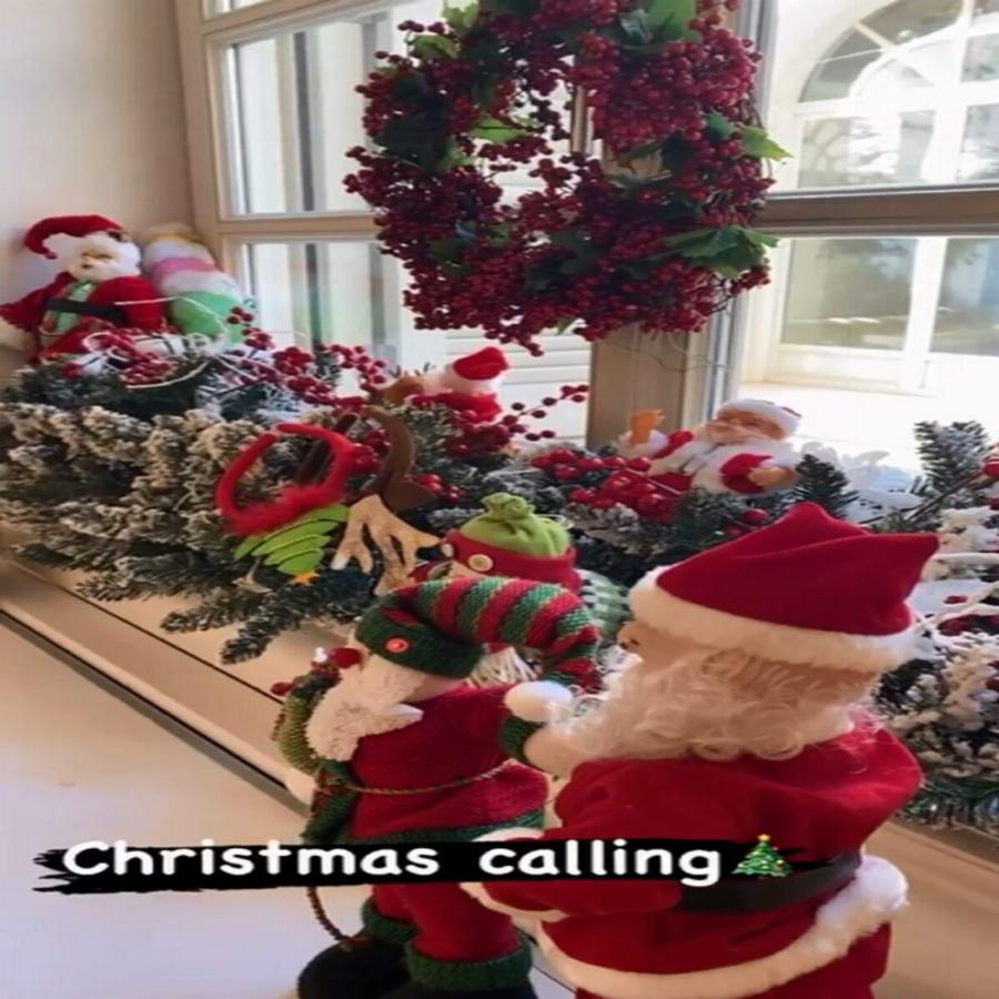 Λες και βγήκε από παραμύθι: Το θεόρατο Χριστουγεννιάτικο δέντρο που στόλισε η Μαριέττα Χρουσαλά στην έπαυλη της