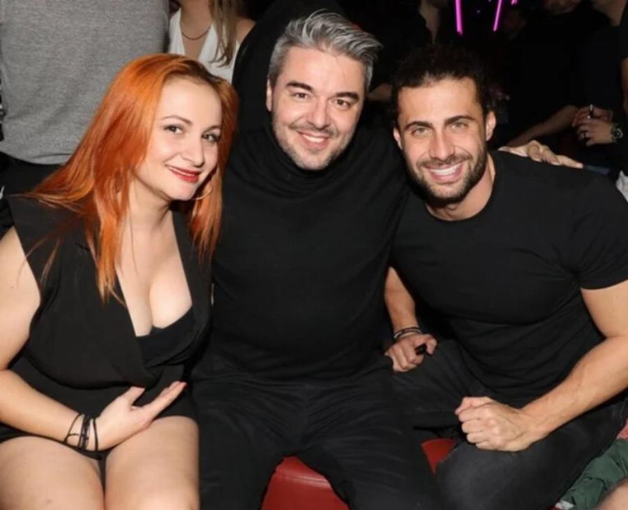 Καλλονή κοκκινομάλα: Η πανέμορφη σύντροφος του Πέτρου Πολυχρονίδη σε μια σπάνια δημόσια εμφάνιση