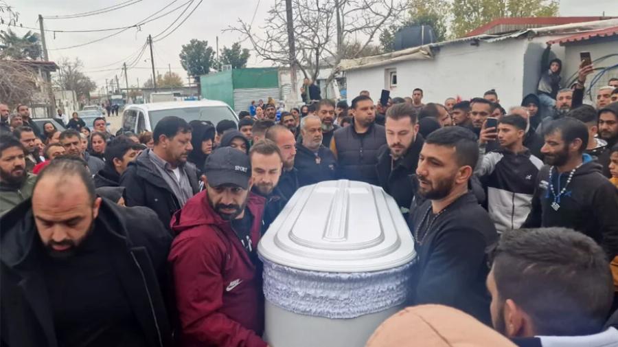 Θάνατος 16χρονου Ρομά: Με πομπή η σορός του Κώστα Φραγκούλη στον οικισμό «Αγία Σοφία» στη Θεσσαλονίκη