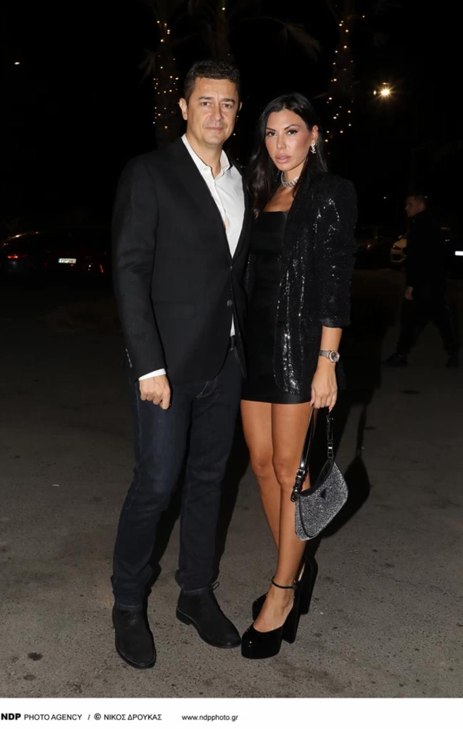 Όλα τα βλέμματα πάνω στην Ιωάννα Μπούκη: Με μίνι μάυρο φόρεμα στο πλευρό του Αντώνη Σρόιτερ στα μπουζούκια