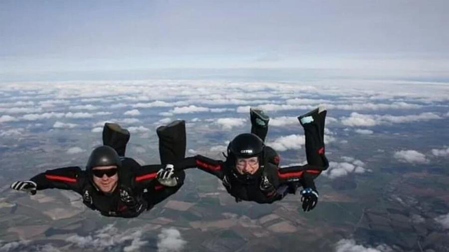 Βουτιά θανάτου στα 3.000 πόδια: Η αληθινή ιστορία της Βικτώρια που ο σύζυγός της σαμποτάρισε το αλεξίπτωτο