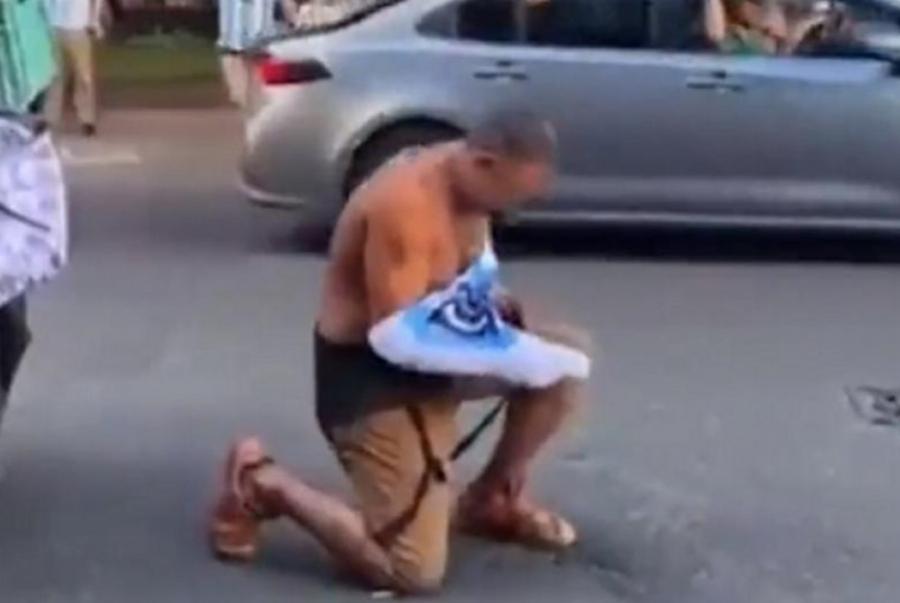 Αυτή είναι η δύναμη του ποδοσφαίρου: Φίλοι της Αργεντινής χάρισαν φανέλα του Μέσι σε άστεγο για να πανηγυρίσει μαζί τους και εκείνος κλαίει