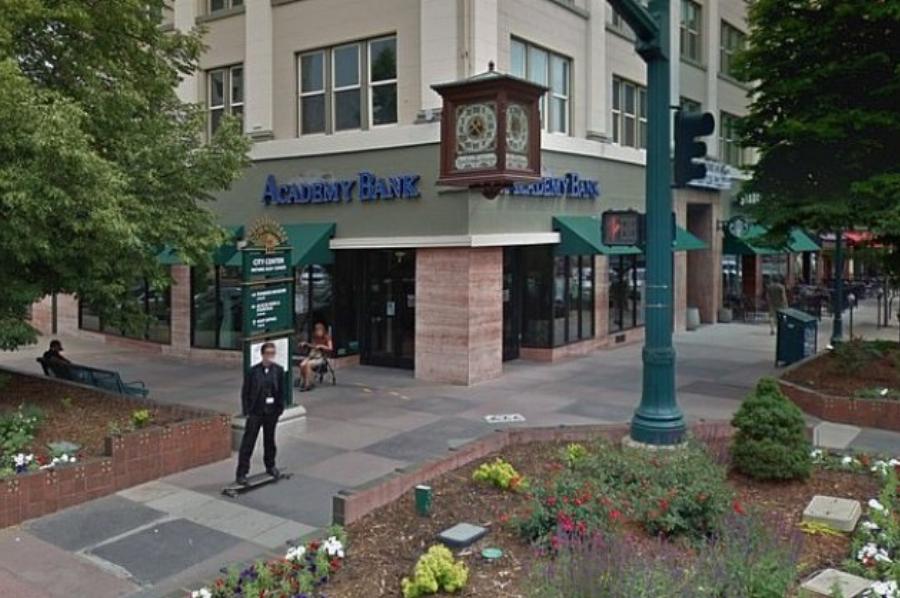 Σαν να βγήκε από ταινία: 65χρονος λήστεψε τράπεζα και πέταξε τα χρήματα στους περαστικούς φωνάζοντας «Καλά Χριστούγεννα»