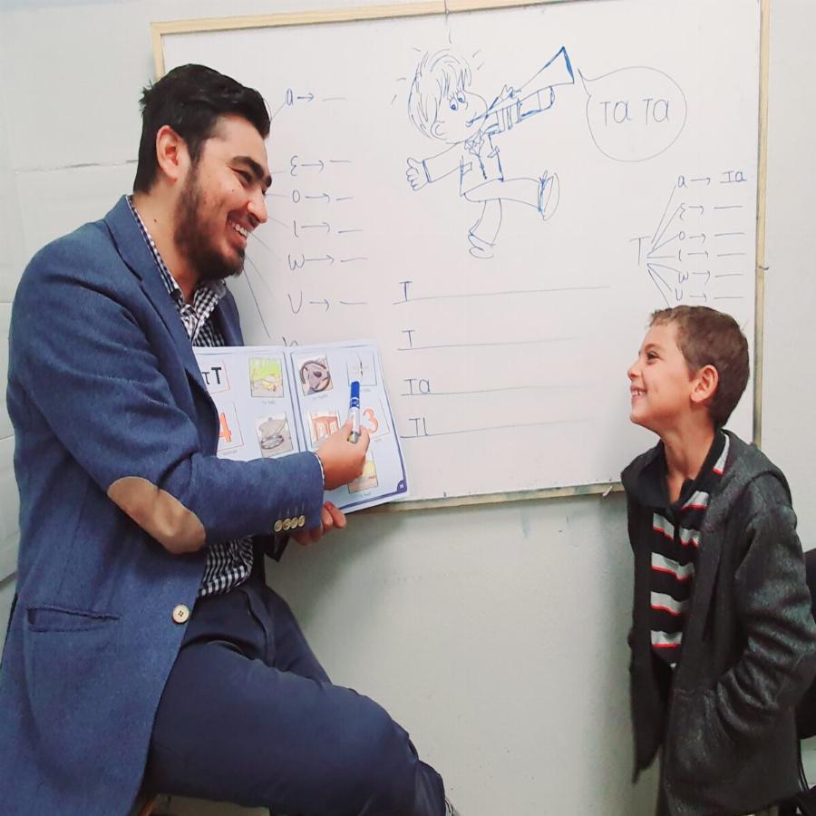 Ο Παναγιώτης Χαρίτος είναι ο Ρομά που γκρεμίζει τα στερεότυπα: Ο πρώτος τσιγγάνος που αποκτά ακαδημαϊκή διάκριση στην Ελλάδα και κατάφερε να ξεχωρίσει