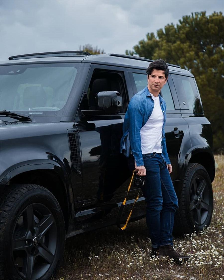 Ένα «θωρηκτό» που δεν καταλαβαίνει τίποτα: Το υπερμεγέθες αμάξι του Σάκη Ρουβά και της Κάτιας Ζυγούλη