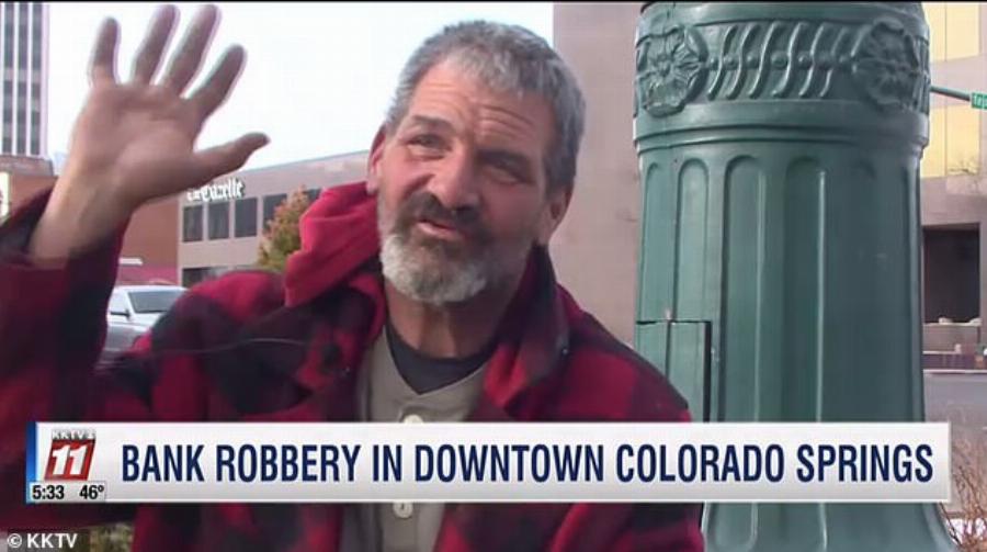 Σαν να βγήκε από ταινία: 65χρονος λήστεψε τράπεζα και πέταξε τα χρήματα στους περαστικούς φωνάζοντας «Καλά Χριστούγεννα»