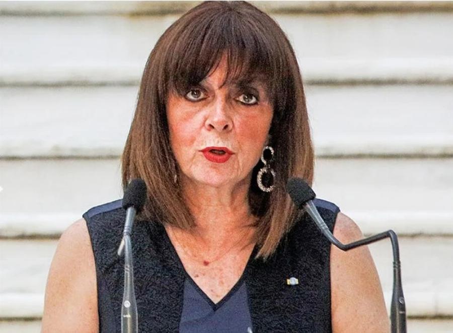 Τέλος στις ρυτίδες και αντίο στα γυαλιά… είπε η Κατερίνα Σακελλαροπούλου: Με νέα κόμμωση και νεανικό μακιγιάζ στις εμφανίσεις της