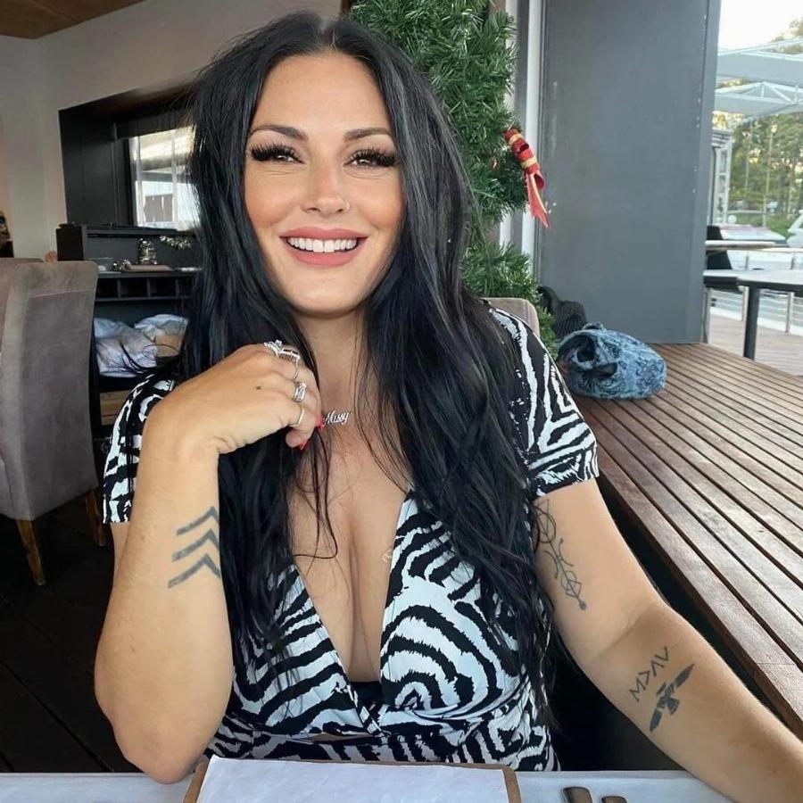 Αγκαλιές από χρυσό: Θεραπεύτρια αγκαλιάς πληρώνεται με 1.300 ευρώ για να μοιράσει την αγκαλιά της