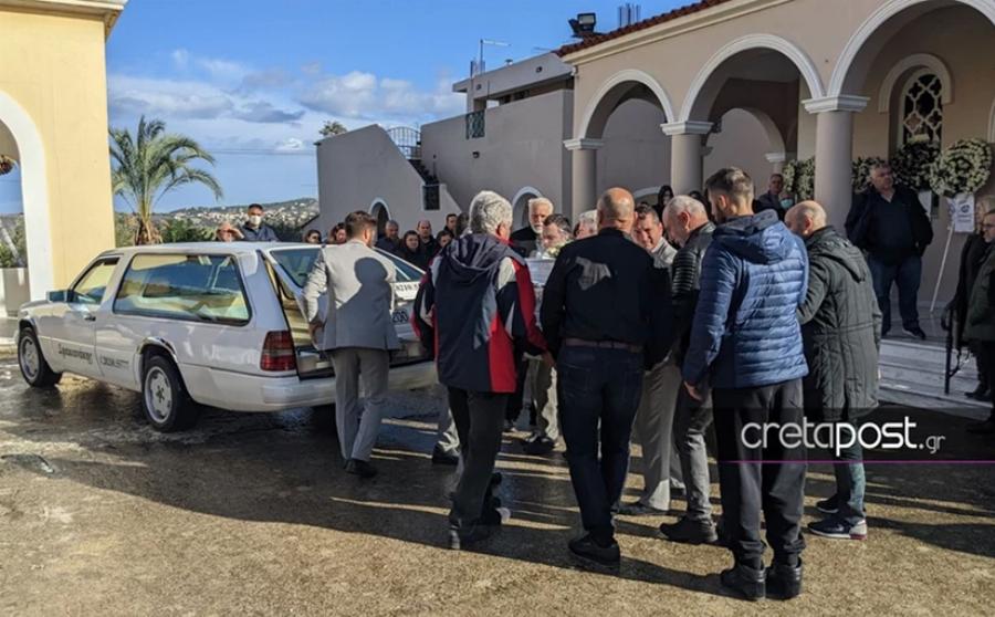 Θρηνεί όλη η Ελλάδα: Οργή και σπαραγμός στην κηδεία της 21χρονης Έμμας, με δάκρυα στα μάτια το τελευταίο αντίο