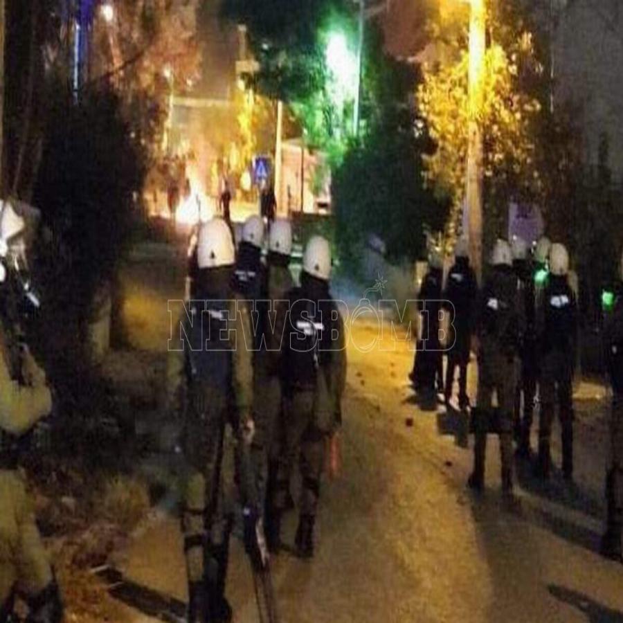 Κλιμακώνονται τα επεισόδια στον Ασπρόπυργο: Ρομά πυροβόλησαν κατά αστυνομικών – Φωτιές σε Μέγαρα και Νέα Ζωή