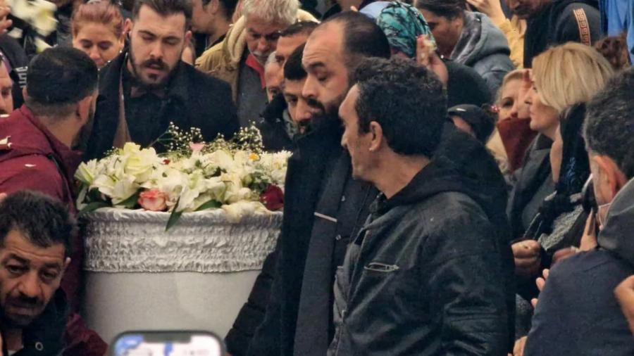 Σπαραγμός στην κηδεία του 16χρονου Ρομά: Σε κλίμα οδύνης το τελευταίο αντίο, κατέρρευσε η γυναίκα του πάνω στη σορό