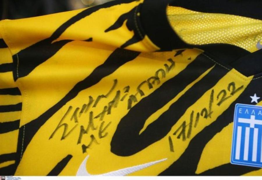 Η όμορφη πρωτοβουλία της ΑΕΚ: Ο Γιώργος Τζαβέλλας επισκέφθηκε τη Μυρτώ στο σπίτι της και της παρέδωσε φανέλα με τις υπογραφές όλων των παικτών