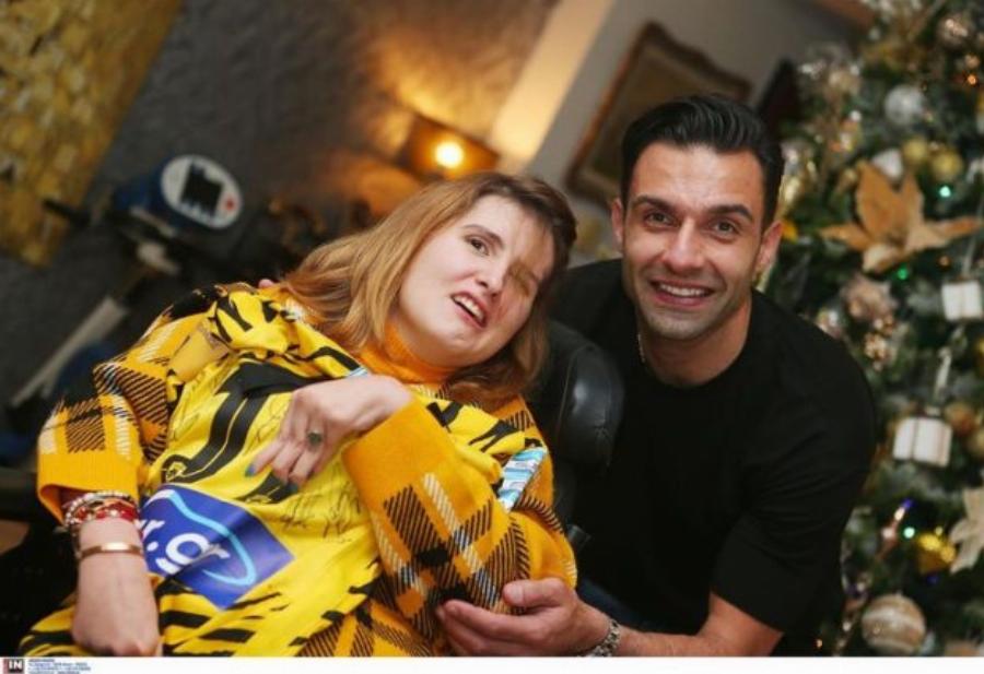 Η όμορφη πρωτοβουλία της ΑΕΚ: Ο Γιώργος Τζαβέλλας επισκέφθηκε τη Μυρτώ στο σπίτι της και της παρέδωσε φανέλα με τις υπογραφές όλων των παικτών