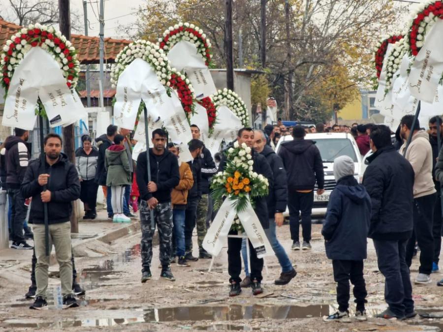 Σπαραγμός στην κηδεία του 16χρονου Ρομά: Σε κλίμα οδύνης το τελευταίο αντίο, κατέρρευσε η γυναίκα του πάνω στη σορό