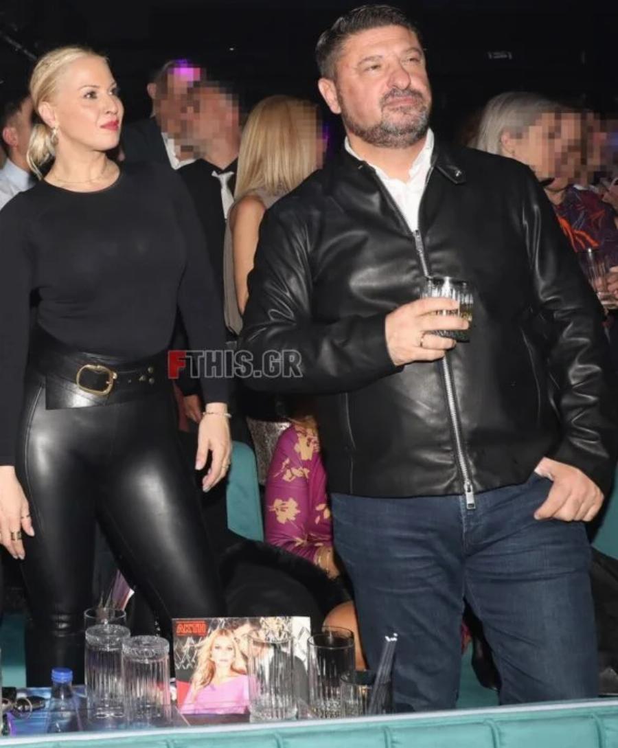 Έκλεψε την παράσταση από τη Θεοδωρίδου: Η λαμπερή εμφάνιση της συζύγου του Χαρδαλιά στα μπουζούκια που τη χάζευαν όλοι