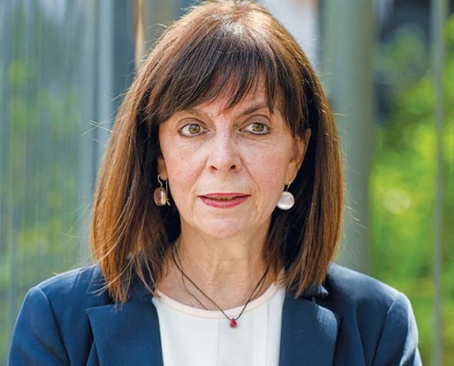 Τέλος στις ρυτίδες και αντίο στα γυαλιά… είπε η Κατερίνα Σακελλαροπούλου: Με νέα κόμμωση και νεανικό μακιγιάζ στις εμφανίσεις της