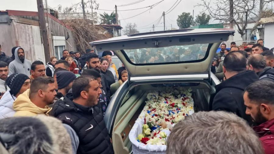 Σπαραγμός στην κηδεία του 16χρονου Ρομά: Σε κλίμα οδύνης το τελευταίο αντίο, κατέρρευσε η γυναίκα του πάνω στη σορό