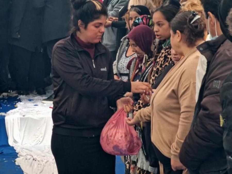 Σπαραγμός στην κηδεία του 16χρονου Ρομά: Σε κλίμα οδύνης το τελευταίο αντίο, κατέρρευσε η γυναίκα του πάνω στη σορό