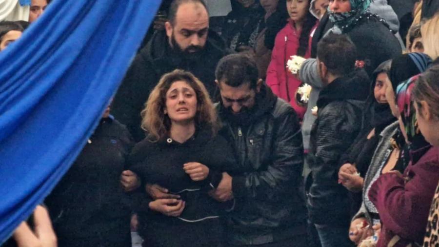 Σπαραγμός στην κηδεία του 16χρονου Ρομά: Σε κλίμα οδύνης το τελευταίο αντίο, κατέρρευσε η γυναίκα του πάνω στη σορό