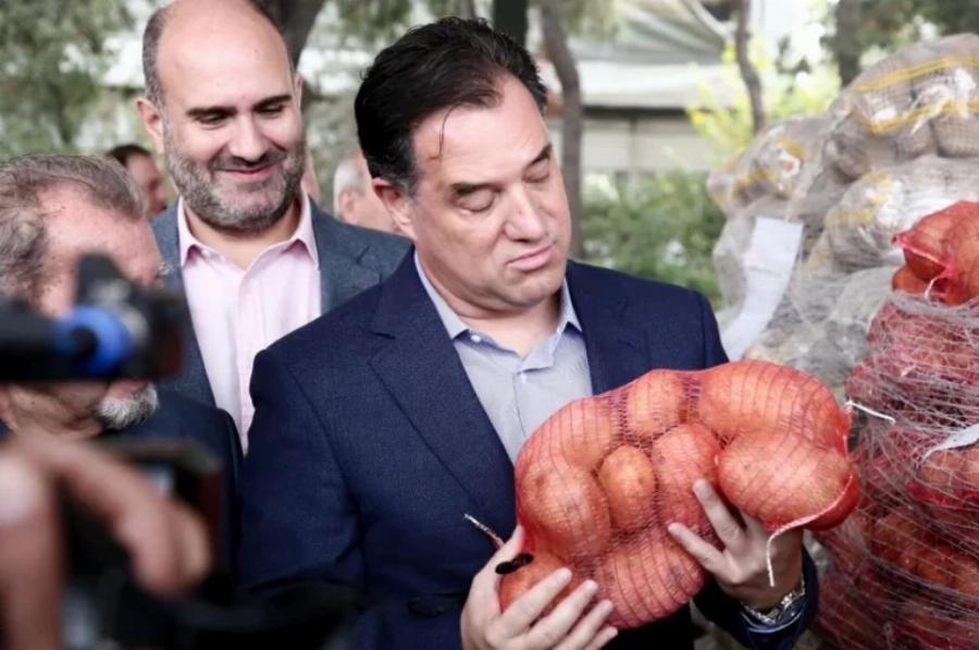 Παιδί του λαού: O Αδωνις Γεωργιάδης κουβάλησε τελάρα στη Κεντρική Λαχαναγορά Αθηνών